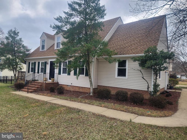 view of front of home featuring a front lawn and roof with shingles