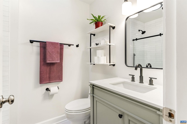 full bath with baseboards, tiled shower, toilet, and vanity