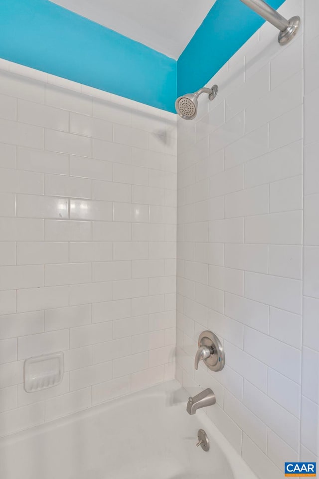 bathroom with tiled shower / bath