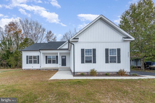 view of front of home featuring a front lawn