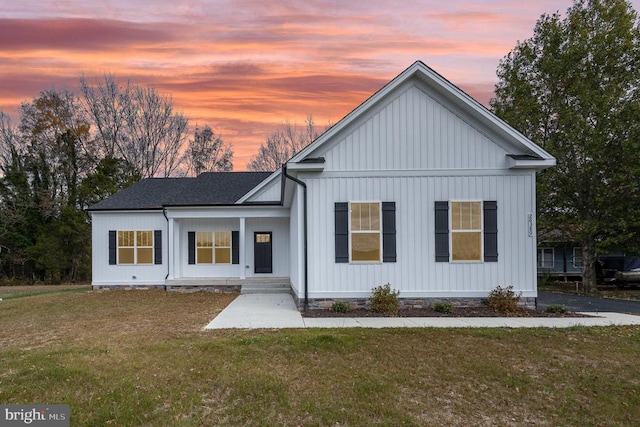 view of front of home featuring a lawn