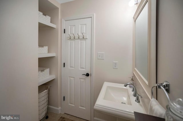 bathroom featuring a sink