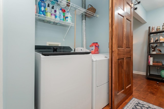 laundry area with independent washer and dryer, wood finished floors, a barn door, baseboards, and laundry area