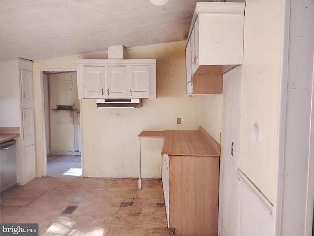 kitchen featuring lofted ceiling