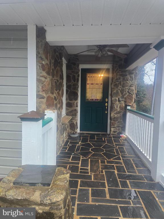 doorway to property with ceiling fan