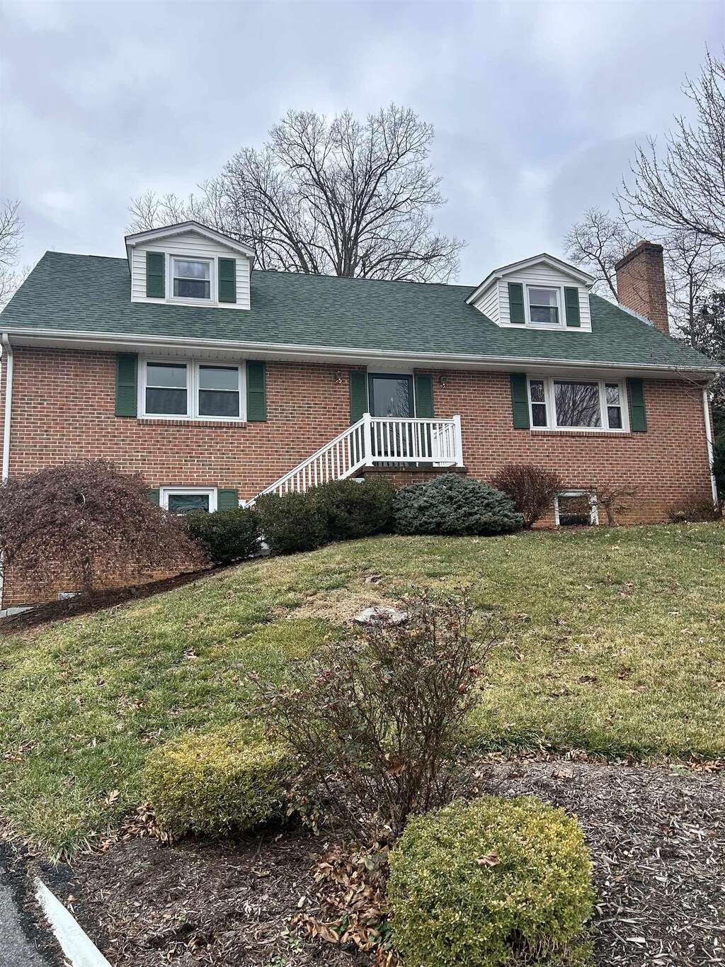 view of front of property with a front yard