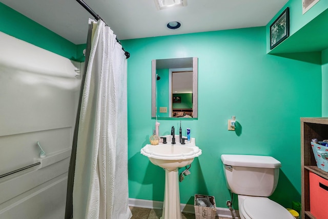 full bathroom featuring a shower with curtain, baseboards, visible vents, and toilet