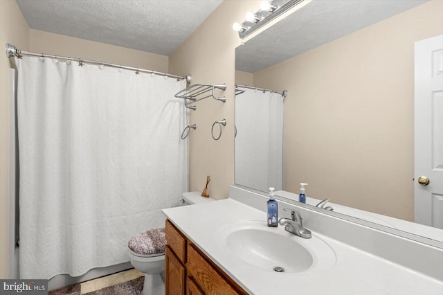 bathroom featuring a shower with shower curtain, vanity, a textured ceiling, and toilet