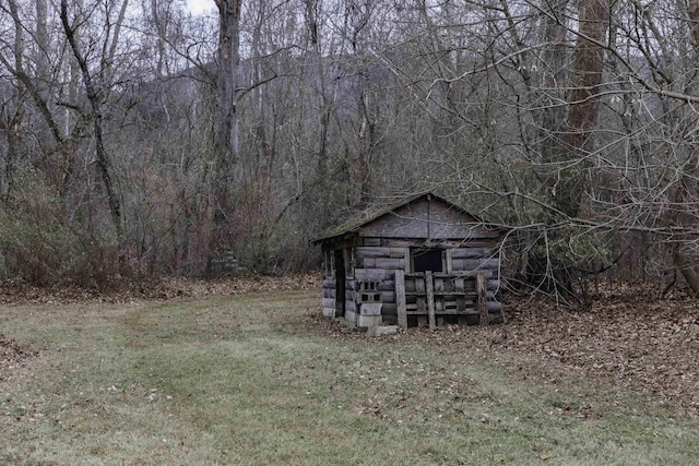 view of yard with a storage shed