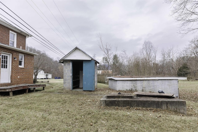 view of yard featuring a storage shed