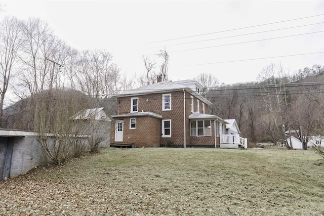 back of house featuring a lawn