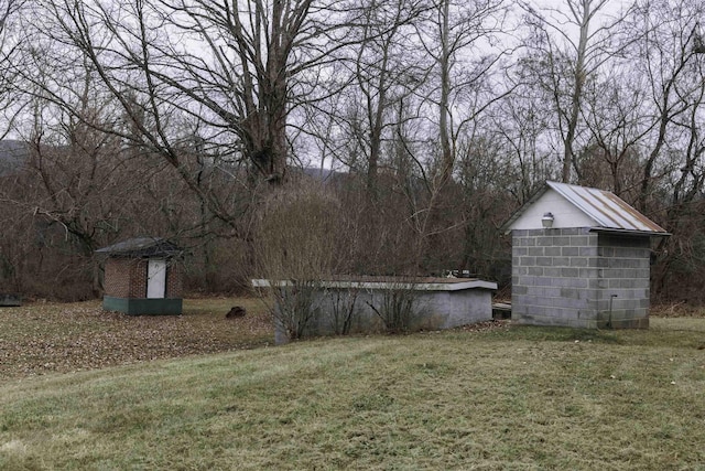 view of yard featuring a shed and a swimming pool