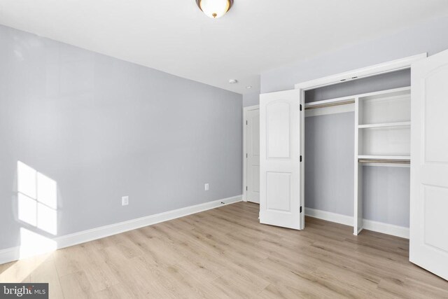 empty room featuring ceiling fan, lofted ceiling, and light hardwood / wood-style floors