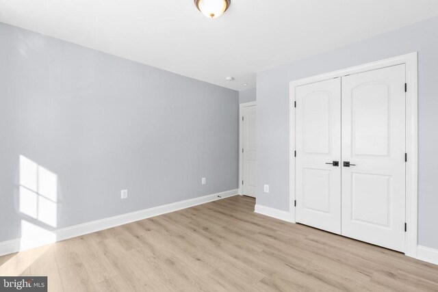 unfurnished room with ceiling fan, lofted ceiling, and light hardwood / wood-style flooring