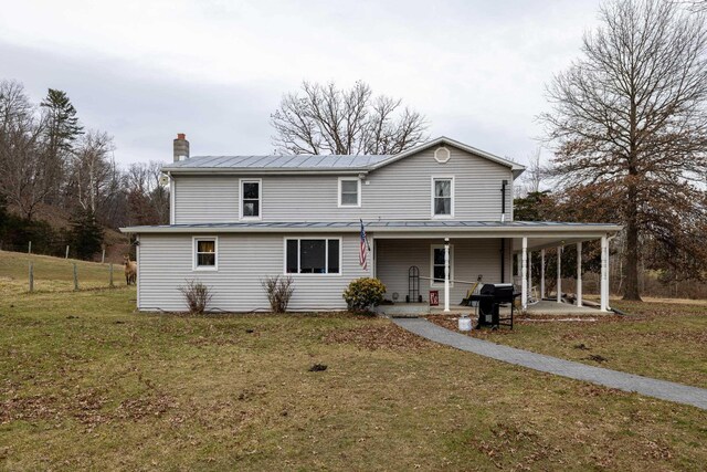 view of front facade with a front lawn and covered porch