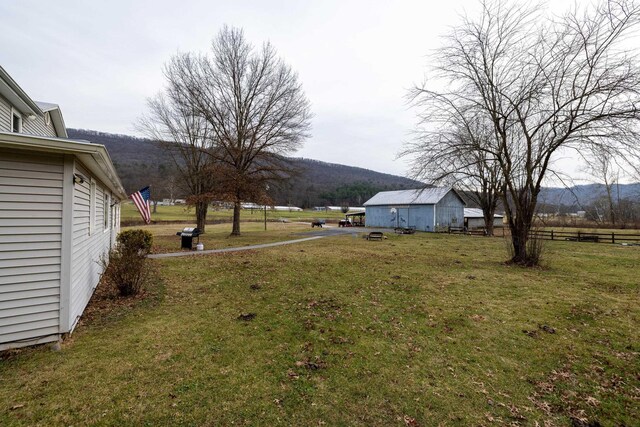 view of yard featuring a mountain view