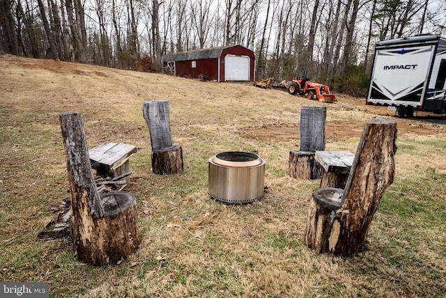 view of yard with an outdoor structure