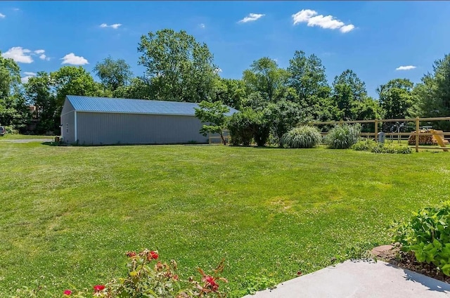 view of yard featuring an outdoor structure