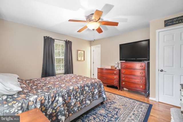 bedroom featuring wood finished floors and a ceiling fan