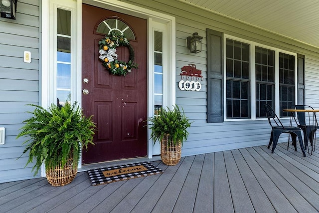 property entrance featuring a porch