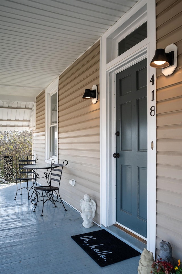 entrance to property featuring covered porch