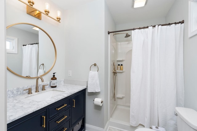 full bathroom featuring a shower with shower curtain, toilet, and vanity