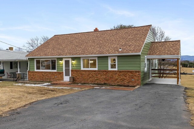 view of front facade featuring a carport