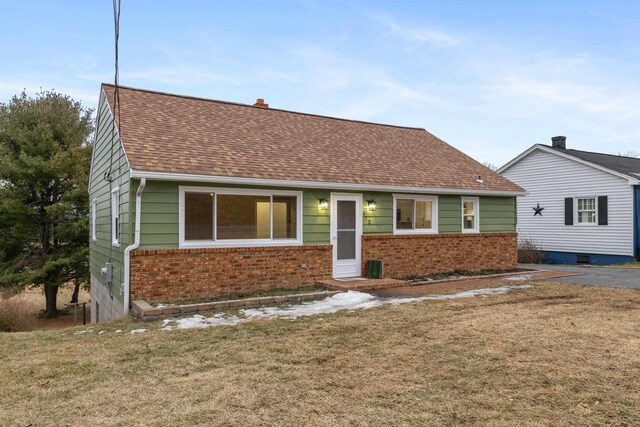 view of front of house featuring a front lawn