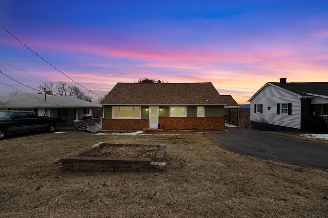 view of front of house featuring a yard