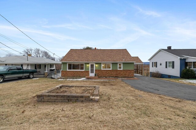 view of front of property with a front yard