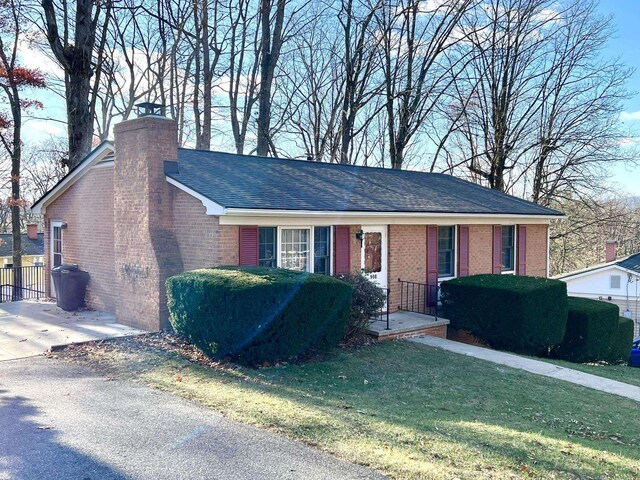 single story home featuring a front lawn