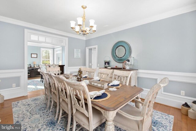 dining room featuring a notable chandelier, crown molding, and light hardwood / wood-style floors