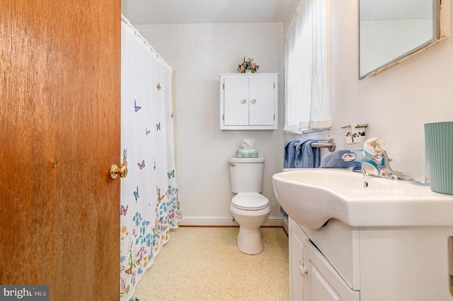 full bathroom featuring vanity, toilet, and baseboards