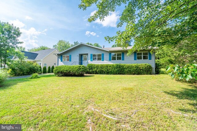 ranch-style home with a front lawn