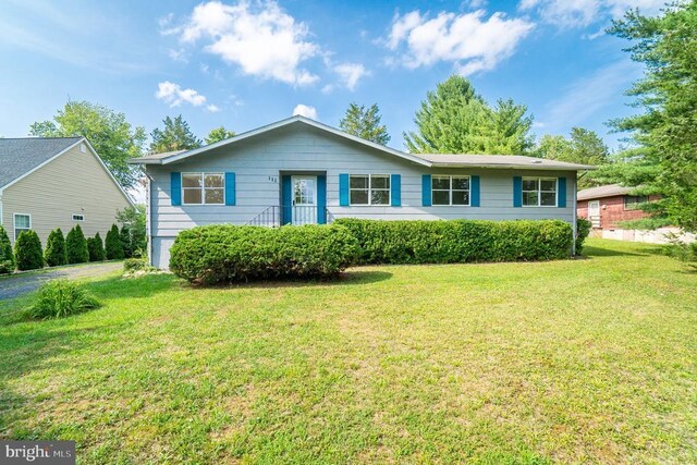 single story home with a front lawn