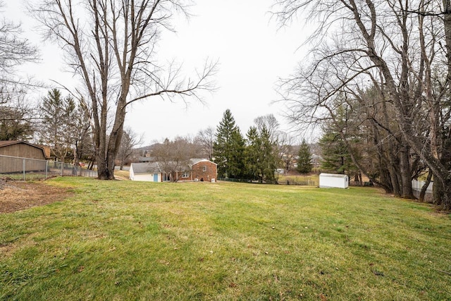 view of yard featuring a shed