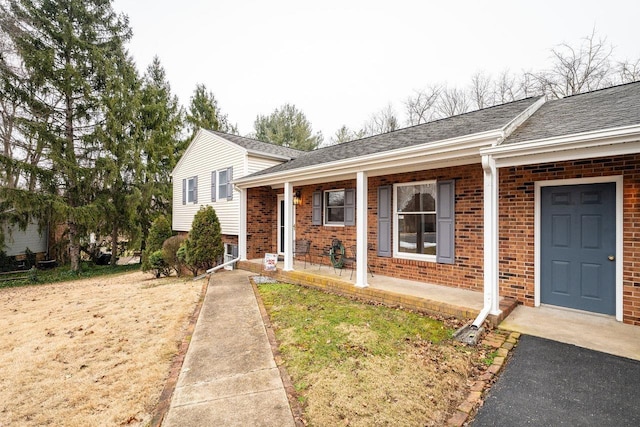 view of front of home featuring a porch and a front yard