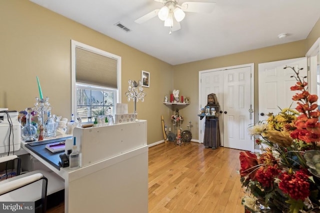 foyer featuring a ceiling fan, light wood-style flooring, visible vents, and baseboards