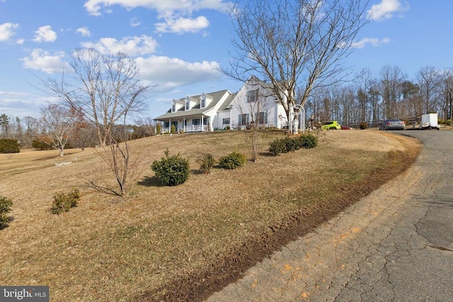 view of front facade featuring a front yard