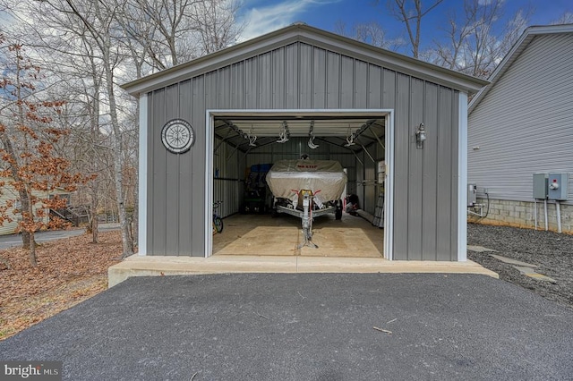 view of outdoor structure featuring an outbuilding