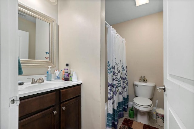 bathroom with toilet, a shower with shower curtain, visible vents, vanity, and baseboards