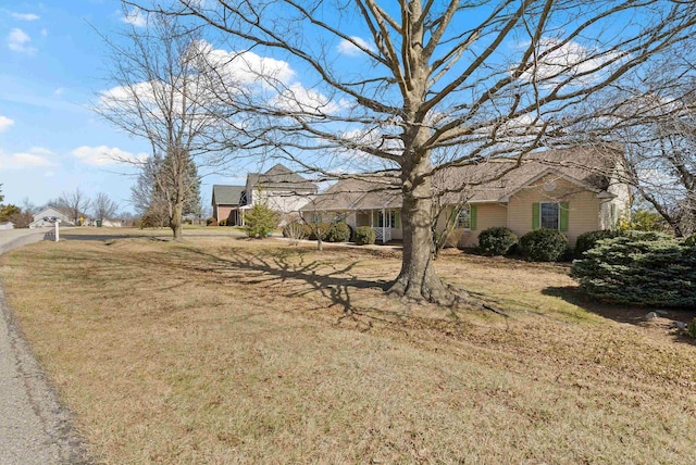 ranch-style house featuring a front lawn