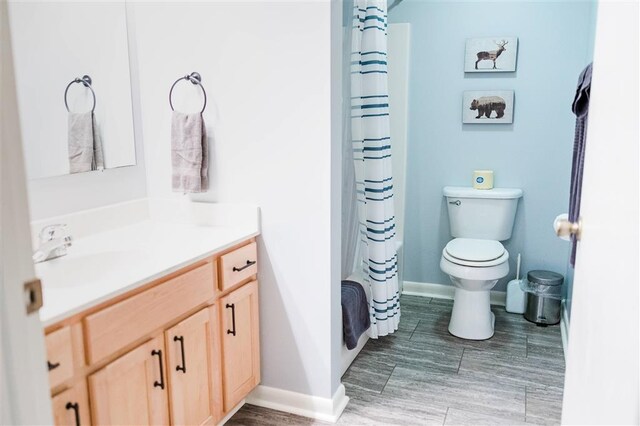 full bath featuring baseboards, vanity, toilet, and a shower with curtain