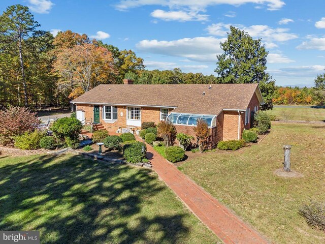 ranch-style home featuring a front lawn