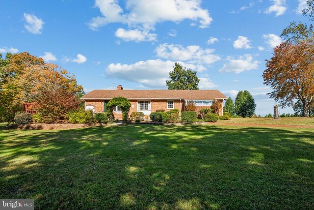 ranch-style house featuring a front lawn