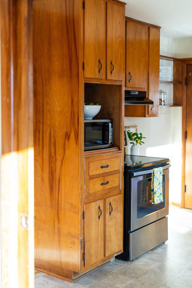 kitchen featuring stainless steel electric stove