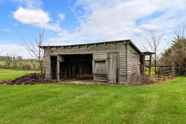 view of outdoor structure featuring a yard