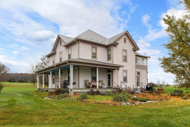 view of front facade featuring a front yard and a porch