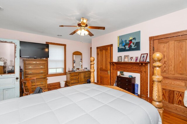 bedroom with ceiling fan