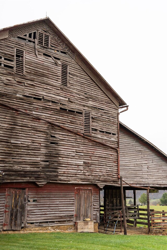 view of side of home with an outdoor structure